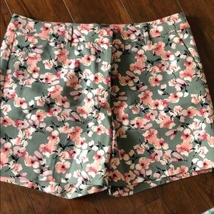 White House Black Market - The 5” Short